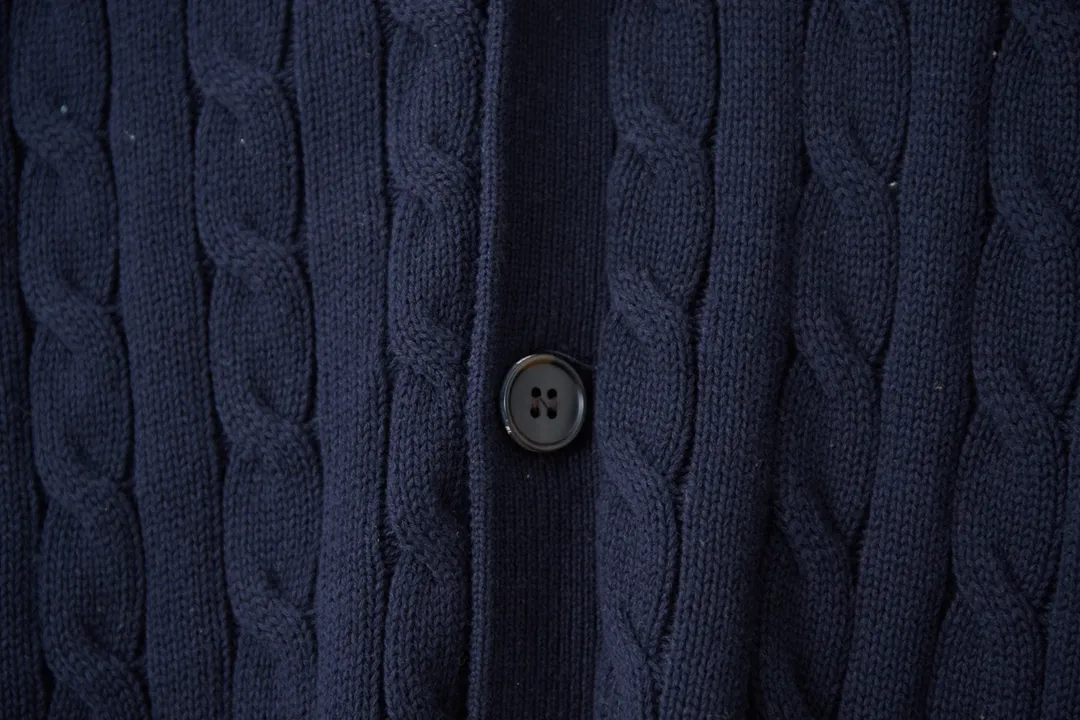 P250 POLO Paul Ralph Lauren 25FW new autumn and winter style classic war horse embroidered twist sweater, light luxury, a must-have item for daily commuting for men and women. Correct version. Welcome to compare. Detailed features · Made of 35% wool content yarn, 35% cashmere 30% synthetic fiber · Used German imported machine twist knitted cardigan · Open mold customization brand logo resin buttons · Imported Tajima machine embroidered classic war horse · Thread design on collar, cuffs and hem, windproof and comfortable · Original main mark, washed tag, moisture-proof paper packaging Color: black/khaki/grey Size: S M L XL